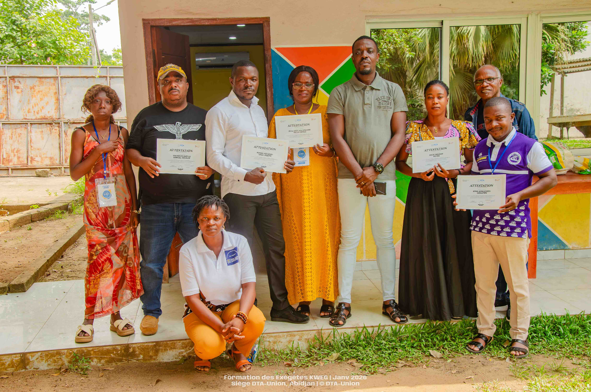 Les participants à la formation des exégètes KWEG posant à l'extérieur avec leurs attestations
