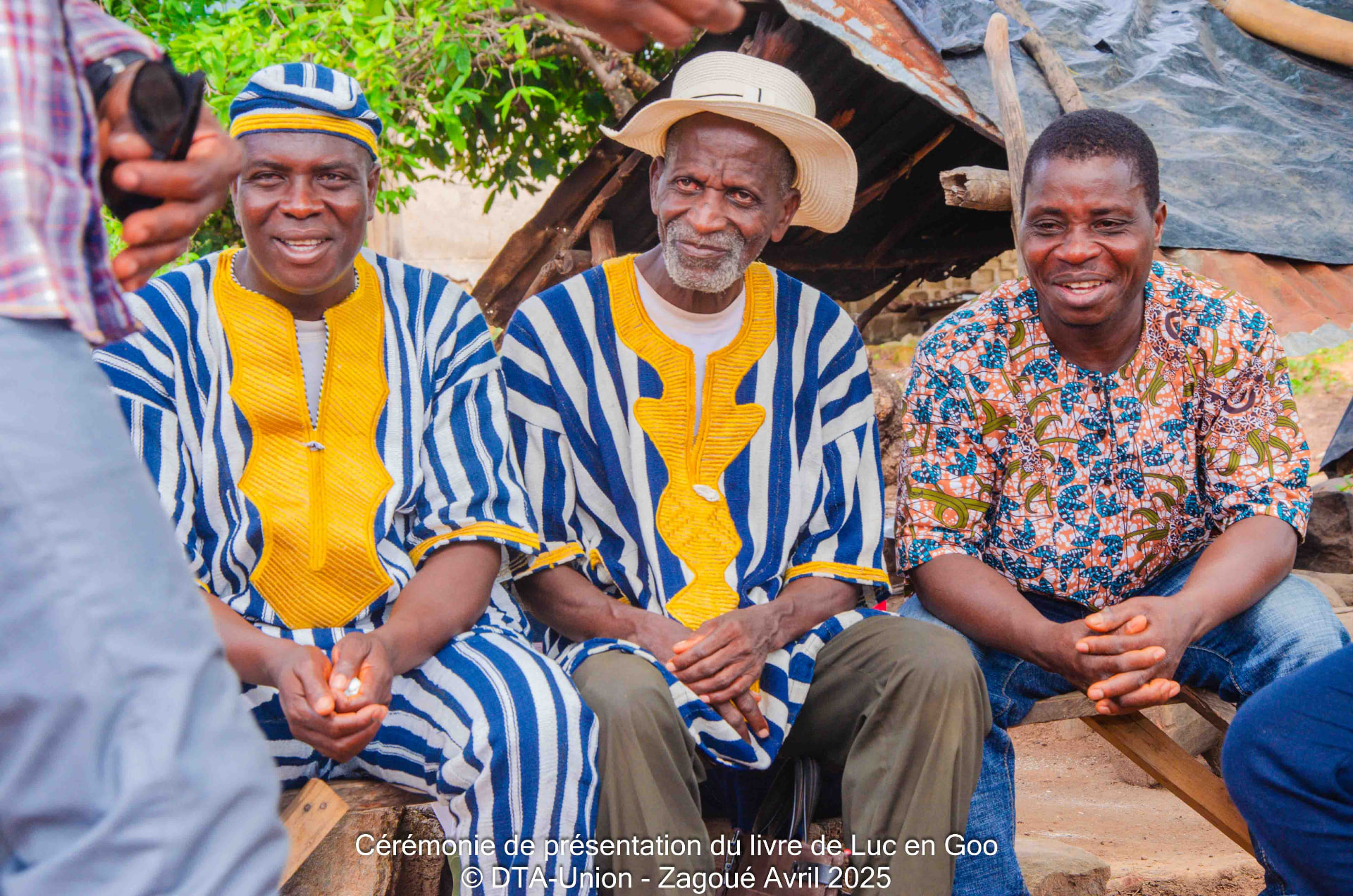Trois notables de Zagoué en tenue traditionnelle Goo assis lors de la cérémonie du livre de Luc