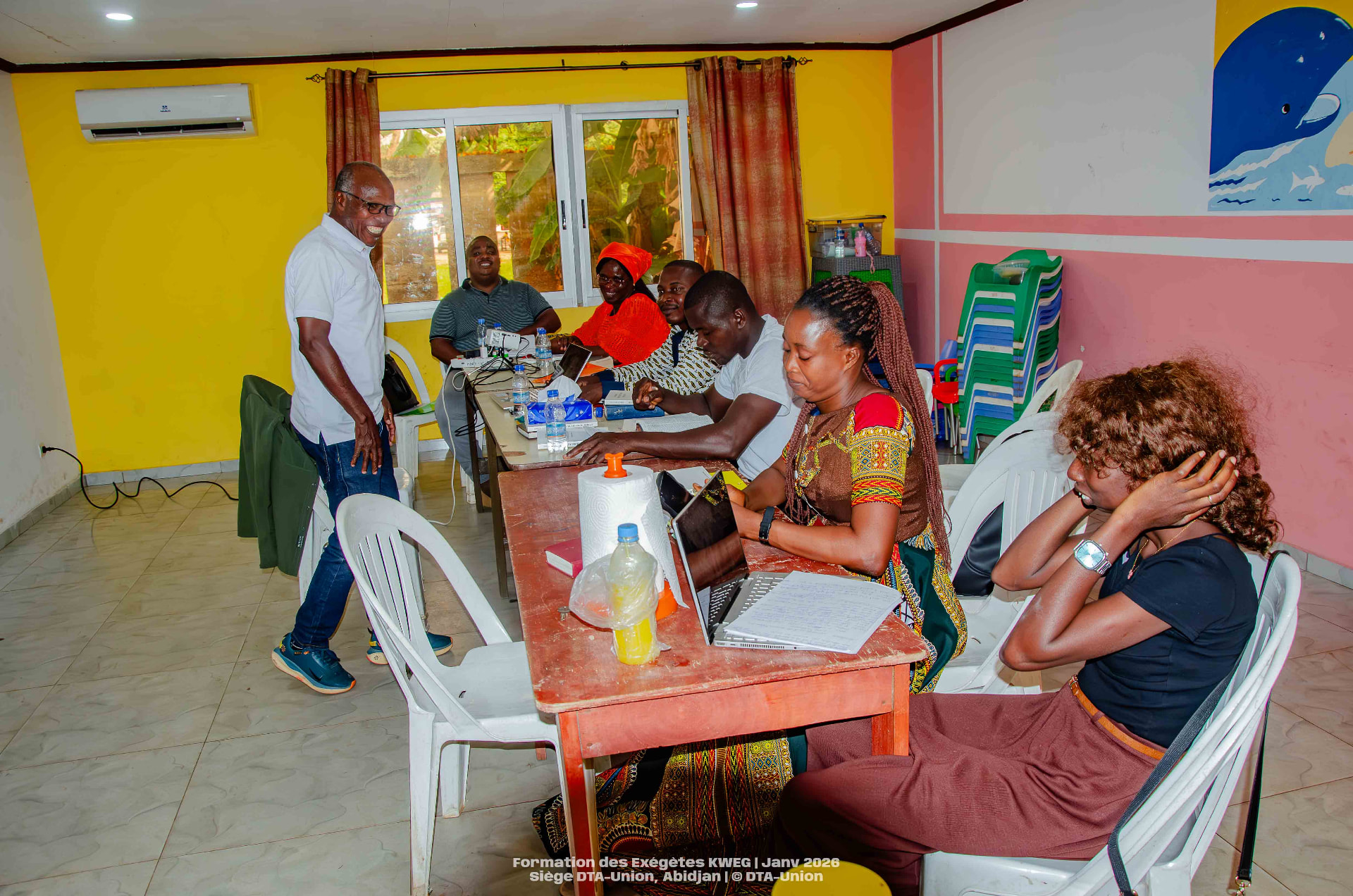 Vue d'ensemble de la salle de formation des exégètes KWEG à l'Église UEESO-CI Cocody