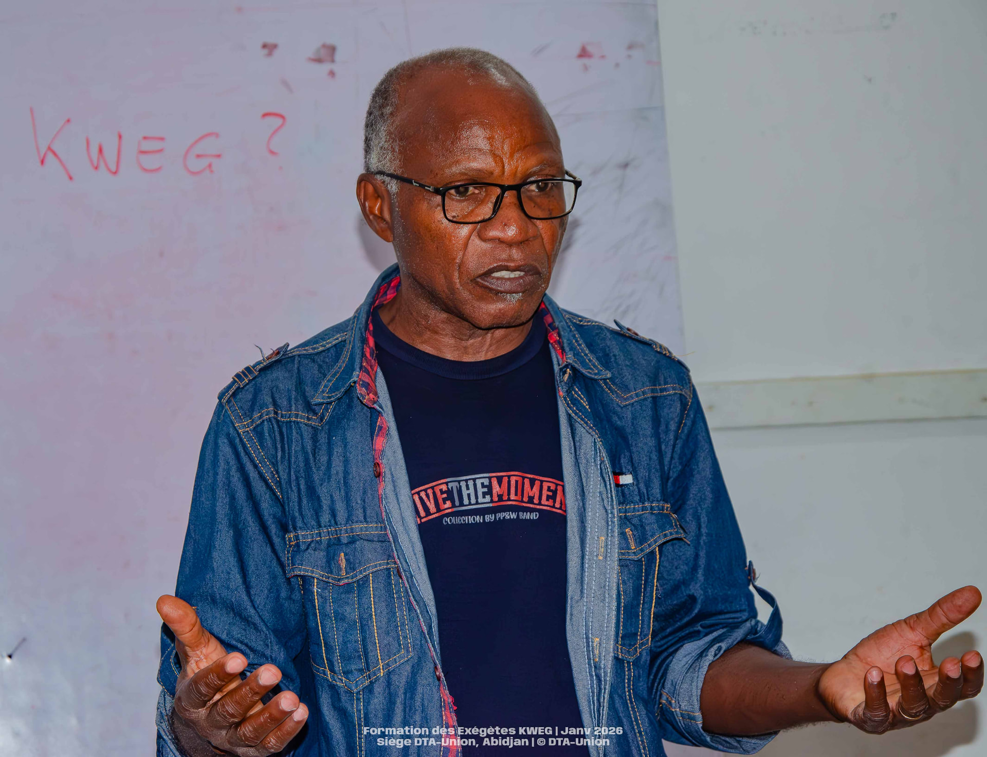 Un formateur expliquant le projet KWEG devant le tableau à Cocody, janvier 2026