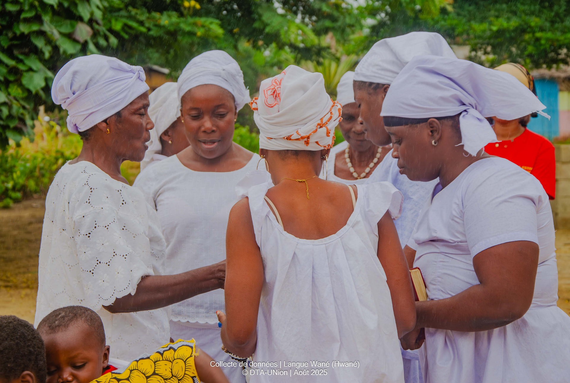 Femmes de l'église Harris en tenue blanche échangeant avant le culte, pays Wané