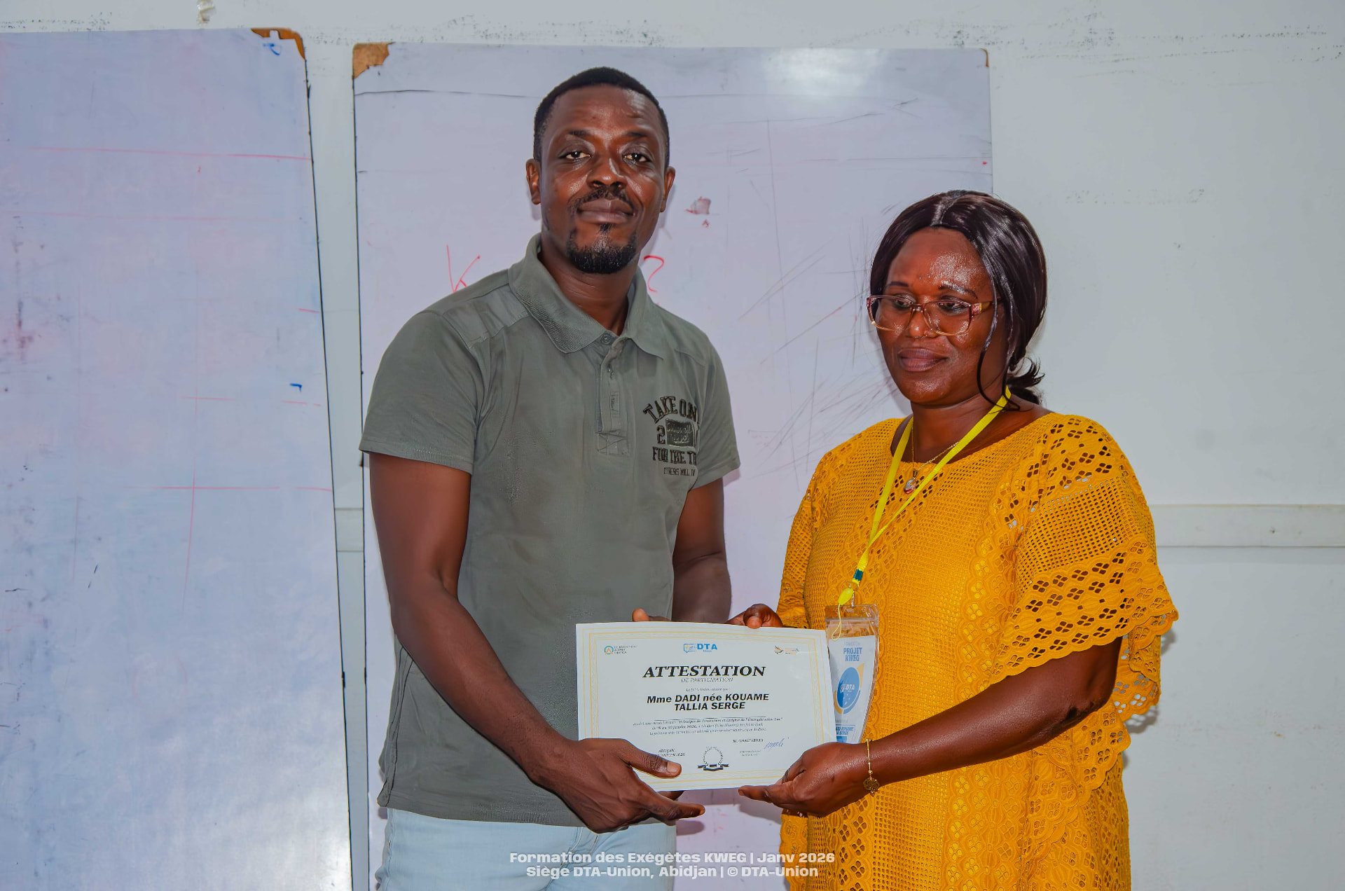 Remise de l'attestation de participation à Mme DADI née KOUAME Tallia Serge lors de la clôture de la formation KWEG