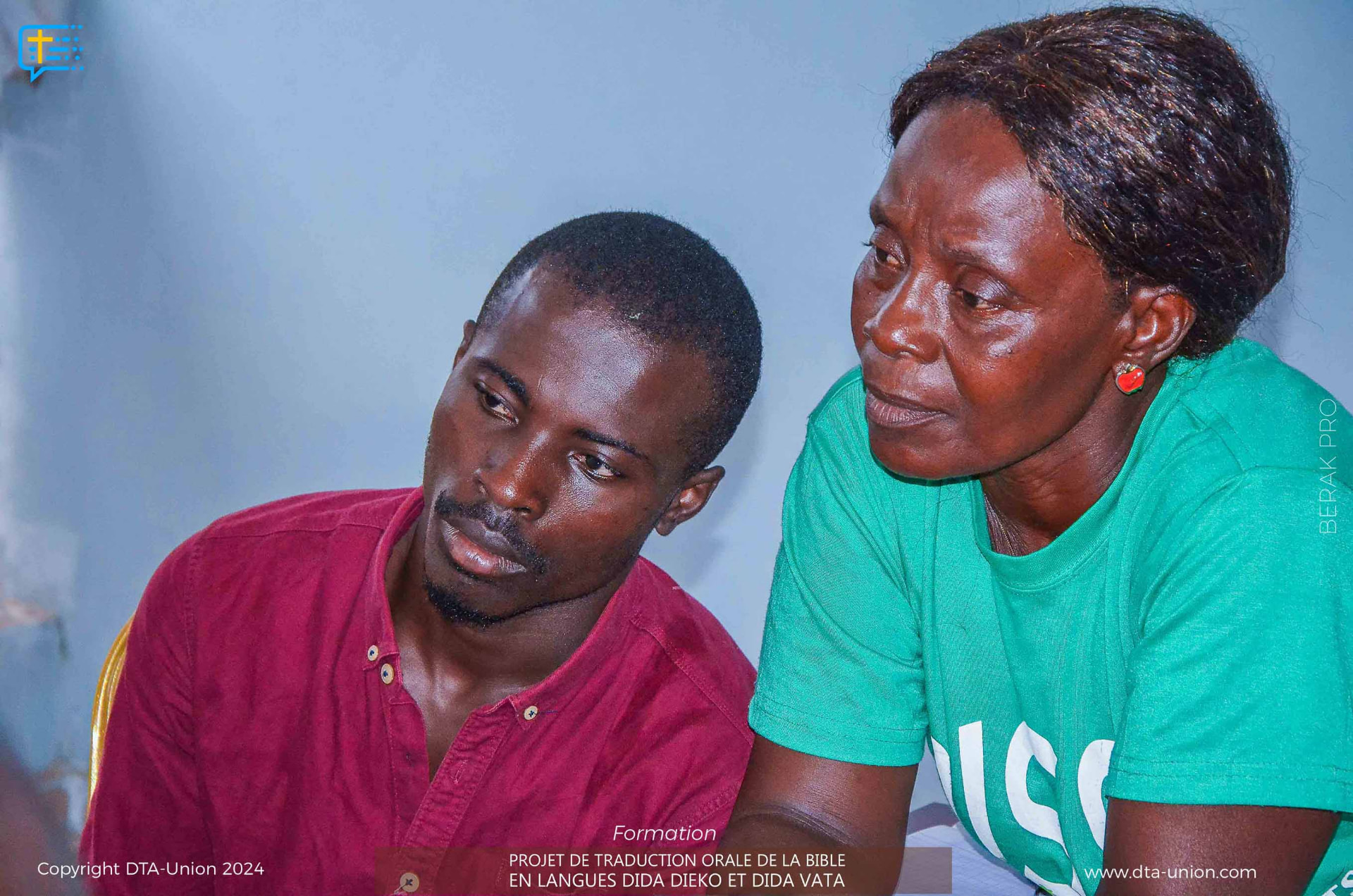 Deux participants concentrés lors d'un exercice de traduction orale en Dida Dieko
