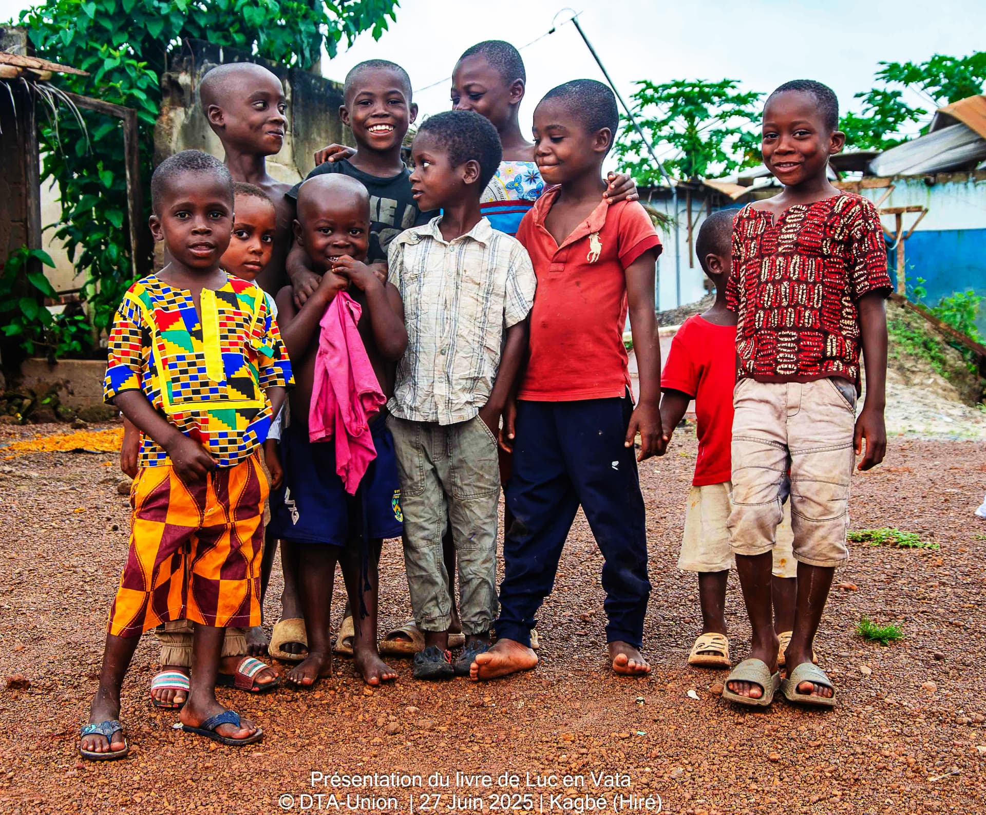 Enfants du village de Kagbé le jour de la présentation du livre de Luc en Vata