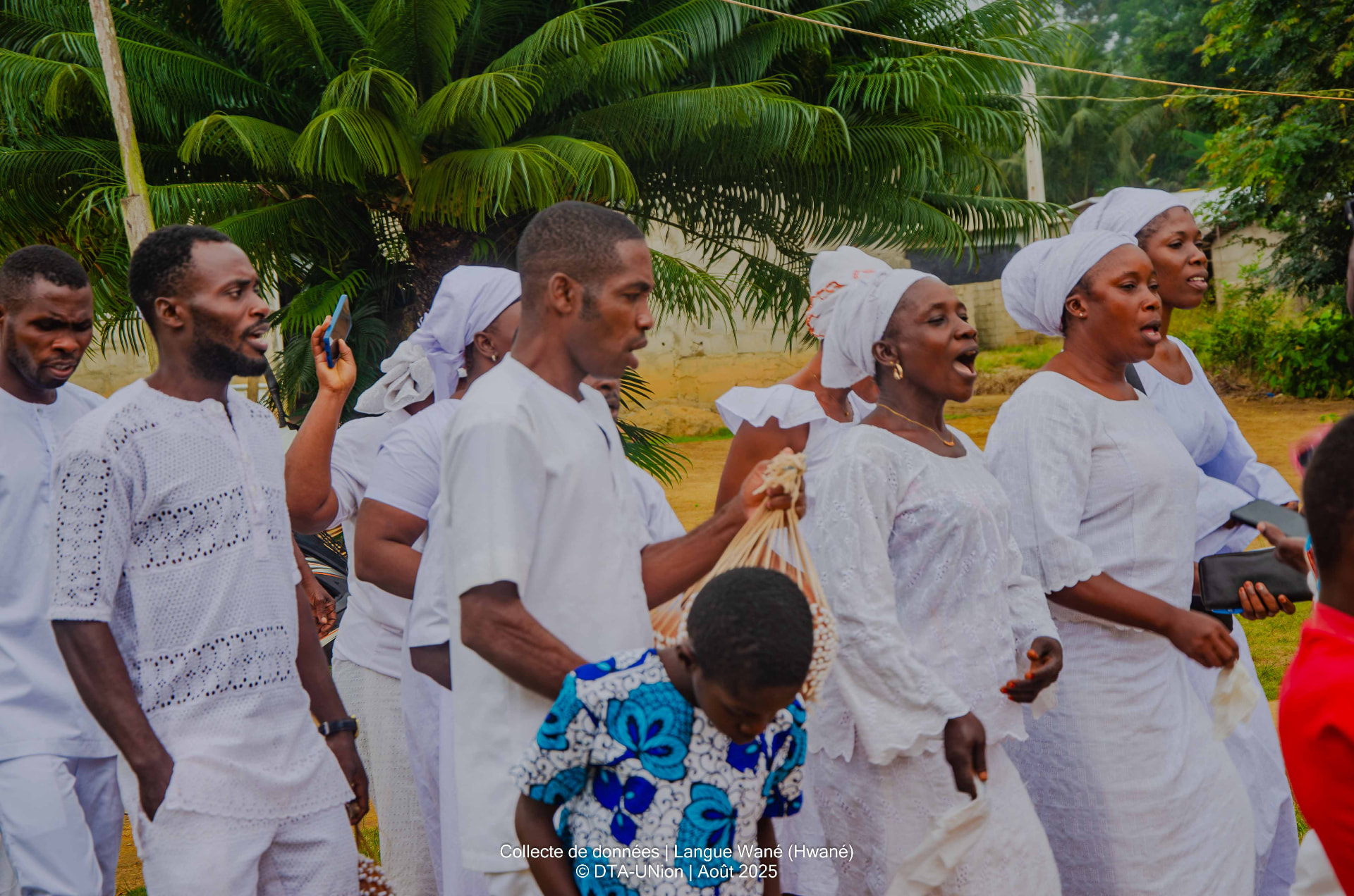Fidèles de l'église Harris chantant lors d'une célébration à Podjo, pays Wané